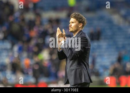 Glasgow, Großbritannien. Oktober 2025. Rangers FC spielte Kilmarnock FC im Ibrox Stadium, dem Heimstadion der Rangers, in einem William Hill Premiership Game of Football. Das Ergebnis war die Rangers 3:1 Kilmarnock. Danny Rohl, Cheftrainer der Rangers, applaudiert den Fans und Fans am Ende des Spiels. Quelle: Findlay/Alamy Live News Stockfoto