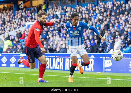 Glasgow, Großbritannien. Oktober 2025. Rangers FC spielte Kilmarnock FC im Ibrox Stadium, dem Heimstadion der Rangers, in einem William Hill Premiership Game of Football. Das Ergebnis war die Rangers 3:1 Kilmarnock. Jayden Meghoma (R30) hält einen Angriff von einem Kilmarnock-Verteidiger Jamie Brandon (K2) ab. Quelle: Findlay/Alamy Live News Stockfoto