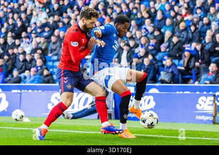 Glasgow, Großbritannien. Oktober 2025. Rangers FC spielte Kilmarnock FC im Ibrox Stadium, dem Heimstadion der Rangers, in einem William Hill Premiership Game of Football. Das Ergebnis war die Rangers 3:1 Kilmarnock. Jayden Meghoma (R30) hält einen Angriff von einem Kilmarnock-Verteidiger Jamie Brandon (K2) ab. Quelle: Findlay/Alamy Live News Stockfoto