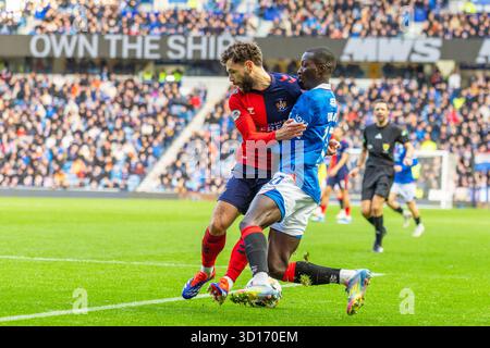 Oktober 2025. Glasgow, Großbritannien. Rangers FC spielte Kilmarnock FC im Ibrox Stadium, dem Heimstadion der Rangers, in einem William Hill Premiership Game of Football. Das Ergebnis war die Rangers 3:1 Kilmarnock. Mohamed Diomande (R10) und Jamie Brandon (K2) treten um den Ball an. Quelle: Findlay/Alamy Live News Stockfoto