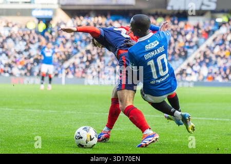 Oktober 2025. Glasgow, Großbritannien. Rangers FC spielte Kilmarnock FC im Ibrox Stadium, dem Heimstadion der Rangers, in einem William Hill Premiership Game of Football. Das Ergebnis war die Rangers 3:1 Kilmarnock. Mohamed Diomande (R10) und Jamie Brandon (K2) treten um den Ball an. Quelle: Findlay/Alamy Live News Stockfoto