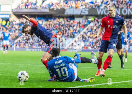Oktober 2025. Glasgow, Großbritannien. Rangers FC spielte Kilmarnock FC im Ibrox Stadium, dem Heimstadion der Rangers, in einem William Hill Premiership Game of Football. Das Ergebnis war die Rangers 3:1 Kilmarnock. Mohamed Diomande (R10) und Jamie Brandon (K2) treten um den Ball an. Quelle: Findlay/Alamy Live News Stockfoto