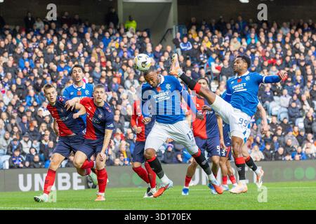 Oktober 2025. Glasgow, Großbritannien. Rangers FC spielte Kilmarnock FC im Ibrox Stadium, dem Heimstadion der Rangers, in einem William Hill Premiership Game of Football. Das Ergebnis war die Rangers 3:1 Kilmarnock. Derek Cornelius (R13) führt den Ball an und erzielt das erste Tor der Rangers in 15 Minuten. Quelle: Findlay/Alamy Live News Stockfoto