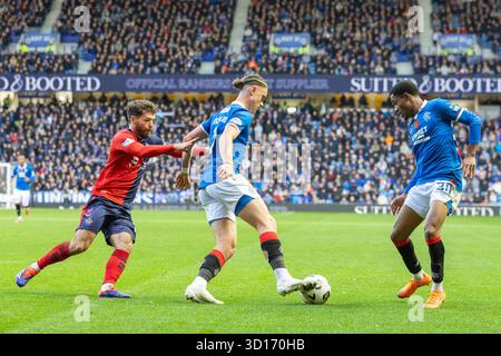 Oktober 2025. Glasgow, Großbritannien. Rangers FC spielte Kilmarnock FC im Ibrox Stadium, dem Heimstadion der Rangers, in einem William Hill Premiership Game of Football. Das Ergebnis war die Rangers 3:1 Kilmarnock. Thelo Aasgaard (R11) schlägt Kilmarnock Defender Credit: Findlay/ Alamy Live News Stockfoto
