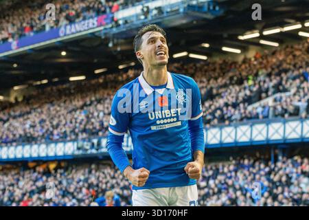 Oktober 2025. Glasgow, Großbritannien. Rangers FC spielte Kilmarnock FC im Ibrox Stadium, dem Heimstadion der Rangers, in einem William Hill Premiership Game of Football. Das Ergebnis war die Rangers 3:1 Kilmarnock. Bojan Miovski (R28) lächelt, nachdem er denkt, dass er einen Treffer erzielt hat, aber das Tor wurde später für Abseits verboten. Quelle: Findlay/Alamy Live News Stockfoto