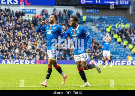 Oktober 2025. Glasgow, Großbritannien. Rangers FC spielte Kilmarnock FC im Ibrox Stadium, dem Heimstadion der Rangers, in einem William Hill Premiership Game of Football. Das Ergebnis war die Rangers 3:1 Kilmarnock. Danilo feiert mit Djeidi Gassama (R23), der den Rangers das 2. Tor in 51 Minuten erzielt. Quelle: Findlay/Alamy Live News Stockfoto