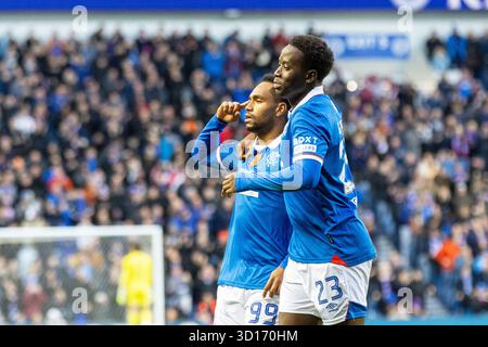 Oktober 2025. Glasgow, Großbritannien. Rangers FC spielte Kilmarnock FC im Ibrox Stadium, dem Heimstadion der Rangers, in einem William Hill Premiership Game of Football. Das Ergebnis war die Rangers 3:1 Kilmarnock. Danilo feiert mit Djeidi Gassama (R23), der den Rangers das 2. Tor in 51 Minuten erzielt. Quelle: Findlay/Alamy Live News Stockfoto