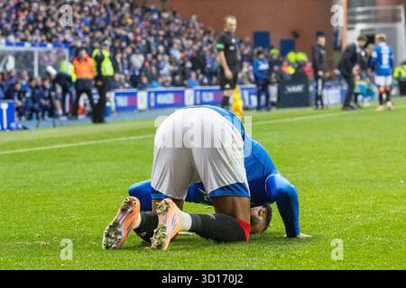 Oktober 2025. Glasgow, Großbritannien. Rangers FC spielte Kilmarnock FC im Ibrox Stadium, dem Heimstadion der Rangers, in einem William Hill Premiership Game of Football. Das Ergebnis war die Rangers 3:1 Kilmarnock. Youssef Chermiti (R9) feiert mit Gebet, nachdem er in 72 Minuten das 3. Tor der Rangers erzielt hat. Quelle: Findlay/Alamy Live News Stockfoto