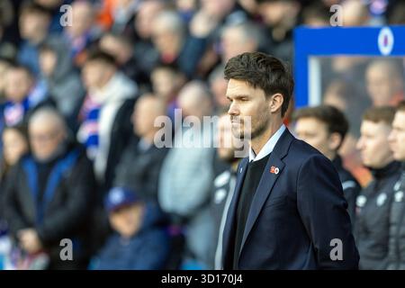 Oktober 2025. Glasgow, Großbritannien. Rangers FC spielte Kilmarnock FC im Ibrox Stadium, dem Heimstadion der Rangers, in einem William Hill Premiership Game of Football. Das Ergebnis war die Rangers 3:1 Kilmarnock. Bild von Danny Rohl, Cheftrainer der Rangers, aufgenommen während des Spiels. Quelle: Findlay/Alamy Live News Stockfoto