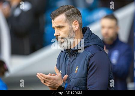 Oktober 2025. Glasgow, Großbritannien. Rangers FC spielte Kilmarnock FC im Ibrox Stadium, dem Heimstadion der Rangers, in einem William Hill Premiership Game of Football. Das Ergebnis war die Rangers 3:1 Kilmarnock. Bild von Stuart Kettlewell, Kilmarnock Coach, während des Spiels. Quelle: Findlay/Alamy Live News Stockfoto