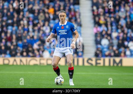 Oktober 2025. Glasgow, Großbritannien. Rangers FC spielte Kilmarnock FC im Ibrox Stadium, dem Heimstadion der Rangers, in einem William Hill Premiership Game of Football. Das Finale war die Rangers 3:1 Kilmarnock. Bild von Thelo Aasgaard (R11) mit dem Ball. Quelle: Findlay/Alamy Live News Stockfoto