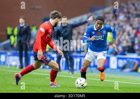 Oktober 2025. Glasgow, Großbritannien. Rangers FC spielte Kilmarnock FC im Ibrox Stadium, dem Heimstadion der Rangers, in einem William Hill Premiership Game of Football. Das Ergebnis war die Rangers 3:1 Kilmarnock. Jamie Brandon (K2) und Jayden Meghoma (R30) laufen für den Ball. Quelle: Findlay/Alamy Live News Stockfoto