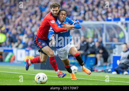 Oktober 2025. Glasgow, Großbritannien. Rangers FC spielte Kilmarnock FC im Ibrox Stadium, dem Heimstadion der Rangers, in einem William Hill Premiership Game of Football. Das Ergebnis war die Rangers 3:1 Kilmarnock. Jayden Meghoma (R30) und Jamie Brandon (K2) treten um den Ball an.Credit: Findlay/ Alamy Live News Stockfoto