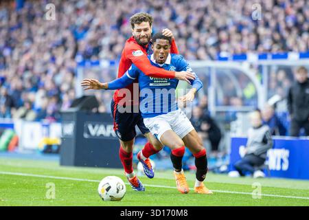 Oktober 2025. Glasgow, Großbritannien. Rangers FC spielte Kilmarnock FC im Ibrox Stadium, dem Heimstadion der Rangers, in einem William Hill Premiership Game of Football. Das Ergebnis war die Rangers 3:1 Kilmarnock. Jayden Meghoma (R30) und Jamie Brandon (K2) treten um den Ball an.Credit: Findlay/ Alamy Live News Stockfoto