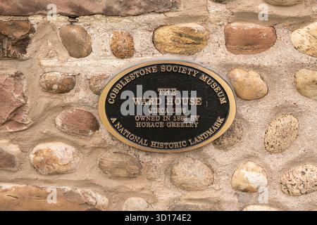 Plakette und Details im Kopfsteinpflaster Society Museum, das die einzigartige Baumethode von Kopfsteinmauerwerk zeigt. Stockfoto