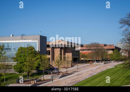 Syracuse, NY USA - 12. Mai 2019: Moderne Gebäude auf dem Syracuse Univerty Campus. Stockfoto