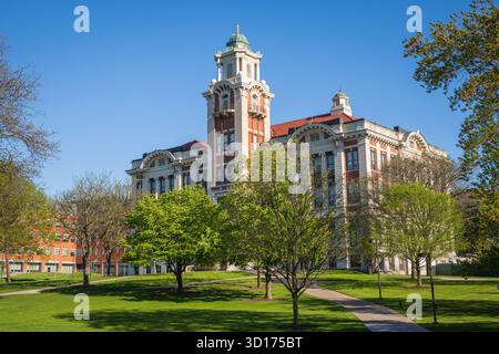 Syracuse, NY USA – 12. Mai 2019: Die Syracuse University Hall of Languages war das erste Campus-Gebäude und hielt die gesamte Universität. Stockfoto
