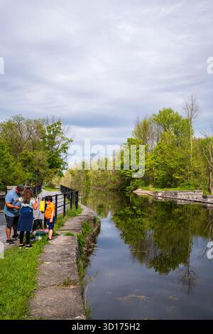 Camilus, NY USA - 18. Mai 2019: Familienfischen am Nine Mile Creek Aqueduct, ia, restaurierter Abschnitt des Erie Canal. Stockfoto