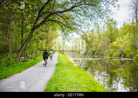 Camilus, NY, USA – 18. Mai 2019: Biker im Nine Mile Creek Aqueduct, einem restaurierten Abschnitt des Erie Canal. Stockfoto