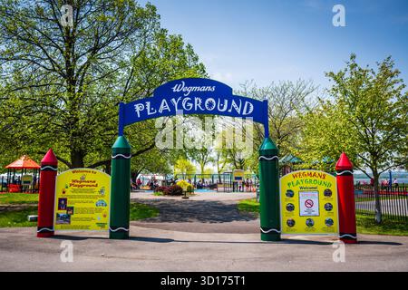 Syracuse, NY USA - 18. Mai 2019: Eintritt zum Wegmans Playground im Onondaga Lake State Park. Stockfoto