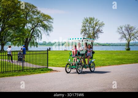 Syracuse, NY USA - 18. Mai 2019: Familienfahrrad im Onondaga Lake State Park. Stockfoto