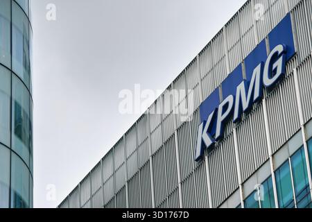 London, Vereinigtes Königreich - 18. Mai 2023: Blaue KPMG-Schilder in ihren Büros am 15 Canada Square in Canary Wharf, Hauptsitz des Unternehmens in Großbritannien. It“ Stockfoto