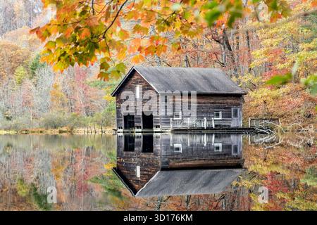 Holzboathouse im Herbst - Lake Julia, DuPont State Recreational Forest - Cedar Mountain, North Carolina, USA Stockfoto