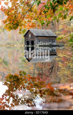 Holzboathouse im Herbst - Lake Julia, DuPont State Recreational Forest - Cedar Mountain, North Carolina, USA Stockfoto