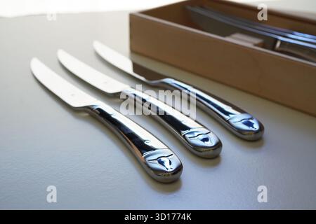 Holzkiste mit Steakmesserset und Steakmessern mit Kuhgravierung Stockfoto