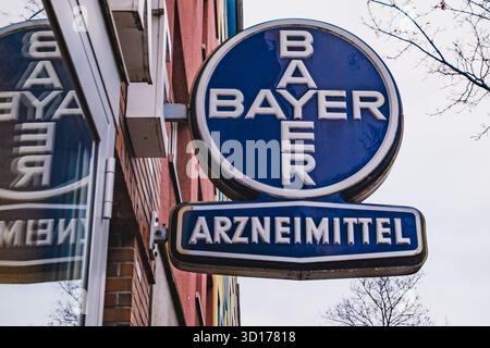 Das deutsche multinationale Pharma- und Biotechnologieunternehmen Bayer-Logo auf der Außenseite eines Gebäudes Stockfoto