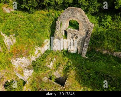 Aus der Vogelperspektive zeigt die bewachsenen Steinruinen des historischen Clydach Ironworks in Wales Stockfoto