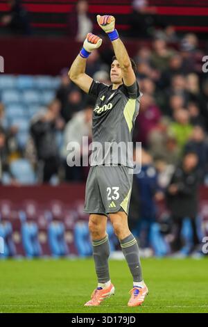 Birmingham, Großbritannien. Oktober 2025. Emiliano Martinez von Aston Villa feiert mit den Fans nach dem Spiel der Aston Villa gegen Manchester City Premier League am 26. Oktober 2025 im Villa Park, Birmingham, England Credit: Dylan Hepworth/Every Second Media Credit: Every Second Media/Alamy Live News Stockfoto