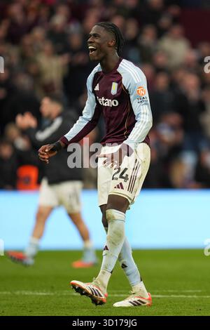 Birmingham, Großbritannien. Oktober 2025. Amadou Onana von Aston Villa feiert mit den Fans nach dem Spiel Aston Villa gegen Manchester City Premier League am 26. Oktober 2025 im Villa Park, Birmingham, England Credit: Dylan Hepworth/Every Second Media Credit: Every Second Media/Alamy Live News Stockfoto