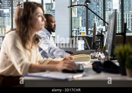 Unternehmenskonferenz mit der Investorengruppe, bei der Leistungsberichte, Erkenntnisse und Planung diskutiert werden. Ein professionelles Managementteam bewertet Finanzdaten und Prognosen für Ziele. Stockfoto
