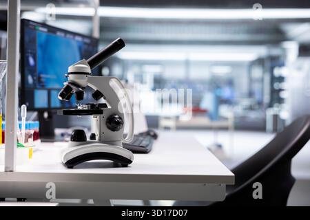 Moderne Laborausstattung in einer leeren Forschungseinrichtung, die Instrumente für Biowissenschaften und Pharmakologie vorstellt. Die wissenschaftliche Umgebung hebt Innovationen in der Genetik und Diagnostik hervor. Stockfoto