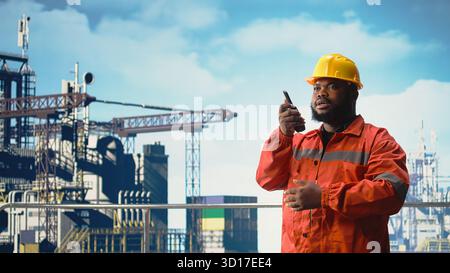 Der Offshore-Plattform-Ingenieur verfolgt Umweltemissionen und teilt die Ergebnisse mit Walkie-Talkie. Experte führt Umweltverträglichkeitsprüfungen für Bohrinseln durch, spricht im Handfunkgerät, Stockfoto