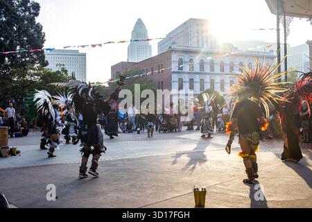 Los Angeles, USA. Oktober 2025. Künstler von Grupo Tartalejos tanzen bei der Dia de los Muertos-Feier in der Olvera Street in Los Angeles, Kalifornien. Quelle: Stu Gray/Alamy Live News. Stockfoto