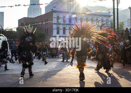 Los Angeles, USA. Oktober 2025. Künstler von Grupo Tartalejos tanzen bei der Dia de los Muertos-Feier in der Olvera Street in Los Angeles, Kalifornien. Quelle: Stu Gray/Alamy Live News. Stockfoto