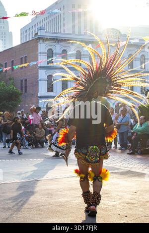 Los Angeles, USA. Oktober 2025. Künstler von Grupo Tartalejos tanzen bei der Dia de los Muertos-Feier in der Olvera Street in Los Angeles, Kalifornien. Quelle: Stu Gray/Alamy Live News. Stockfoto
