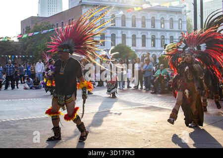 Los Angeles, USA. Oktober 2025. Künstler von Grupo Tartalejos tanzen bei der Dia de los Muertos-Feier in der Olvera Street in Los Angeles, Kalifornien. Quelle: Stu Gray/Alamy Live News. Stockfoto