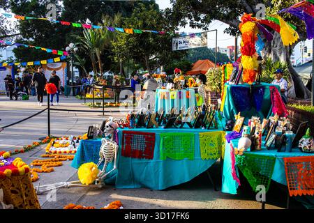 Los Angeles, USA. Oktober 2025. Künstler von Grupo Tartalejos tanzen bei der Dia de los Muertos-Feier in der Olvera Street in Los Angeles, Kalifornien. Quelle: Stu Gray/Alamy Live News. Stockfoto
