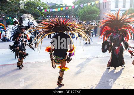 Los Angeles, USA. Oktober 2025. Künstler von Grupo Tartalejos tanzen bei der Dia de los Muertos-Feier in der Olvera Street in Los Angeles, Kalifornien. Quelle: Stu Gray/Alamy Live News. Stockfoto