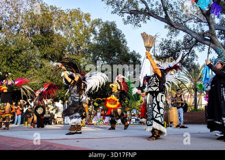 Los Angeles, USA. Oktober 2025. Darsteller von Grupo Tartalejos halten Weihrauch und Federn, bevor sie bei der Dia de los Muertos-Feier in der Olvera Street in Los Angeles, Kalifornien, tanzen. Quelle: Stu Gray/Alamy Live News. Stockfoto