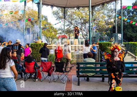 Los Angeles, USA. Oktober 2025. Künstler von Grupo Tartalejos tanzen bei der Dia de los Muertos-Feier in der Olvera Street in Los Angeles, Kalifornien. Quelle: Stu Gray/Alamy Live News. Stockfoto