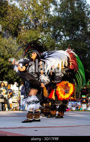 Los Angeles, USA. Oktober 2025. Darsteller von Grupo Tartalejos halten Weihrauch und Federn, bevor sie bei der Dia de los Muertos-Feier in der Olvera Street in Los Angeles, Kalifornien, tanzen. Quelle: Stu Gray/Alamy Live News. Stockfoto