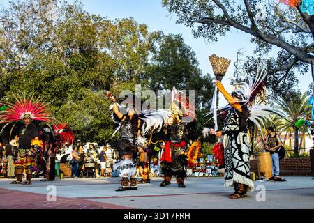 Los Angeles, USA. Oktober 2025. Darsteller von Grupo Tartalejos halten Weihrauch und Federn, bevor sie bei der Dia de los Muertos-Feier in der Olvera Street in Los Angeles, Kalifornien, tanzen. Quelle: Stu Gray/Alamy Live News. Stockfoto