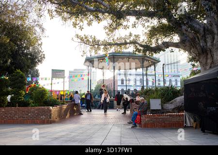 Los Angeles, USA. Oktober 2025. Künstler von Grupo Tartalejos tanzen bei der Dia de los Muertos-Feier in der Olvera Street in Los Angeles, Kalifornien. Quelle: Stu Gray/Alamy Live News. Stockfoto