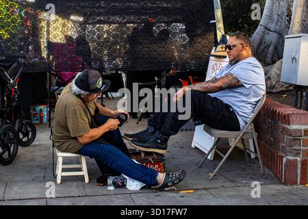 Los Angeles, USA. Oktober 2025. Künstler von Grupo Tartalejos tanzen bei der Dia de los Muertos-Feier in der Olvera Street in Los Angeles, Kalifornien. Quelle: Stu Gray/Alamy Live News. Stockfoto