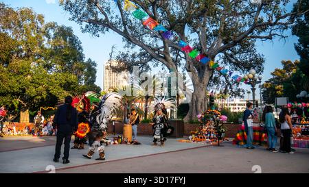 Los Angeles, USA. Oktober 2025. Künstler von Grupo Tartalejos tanzen bei der Dia de los Muertos-Feier in der Olvera Street in Los Angeles, Kalifornien. Quelle: Stu Gray/Alamy Live News. Stockfoto