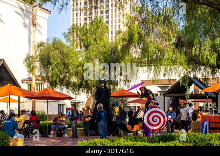Los Angeles, USA. Oktober 2025. Die Union Station im Zentrum von Los Angeles beherbergte die „Boonion Station“, einen freien Tag voller Halloween-Aktivitäten, in der neu renovierten South Patio. Quelle: Stu Gray/Alamy Live News. Stockfoto
